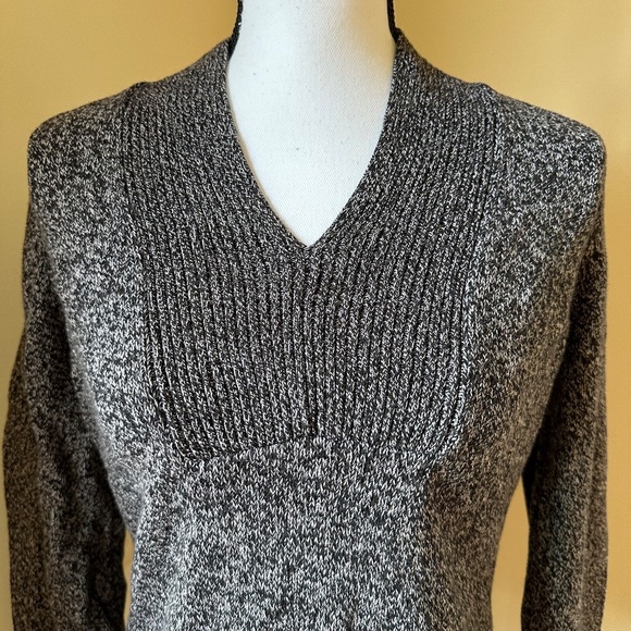 **GEOFFREY BEENE* Heather Gray Sport Long Sleeve V-Neck Sweater Size Medium - Picture 2 of 7